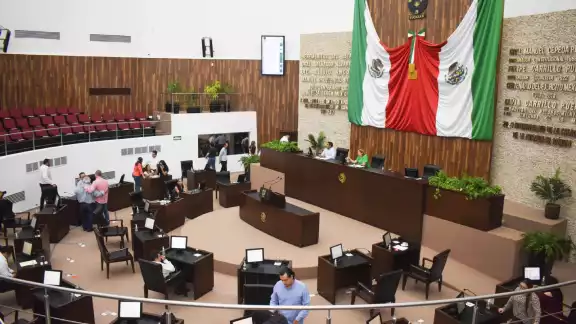 El año pasado, cuando se aprobaron las leyes de hacienda e ingresos de Mérida, Barrera Concha solo contó con el respaldo de los 14 diputados El año pasado, cuando se aprobaron las leyes de hacienda e ingresos de Mérida, Barrera Concha solo contó con el respaldo de los 14 diputados