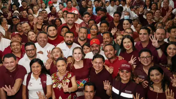 La “desbandada” que se había anticipado no ocurrió en el partido guinda, mientras que la alianza PAN, PRI y PRD sigue vacante. La “desbandada” que se había anticipado no ocurrió en el partido guinda, mientras que la alianza PAN, PRI y PRD sigue vacante.