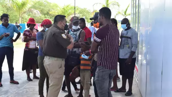 El pasado viernes en el municipio de Palizada fueron asegurados 16 indocumentados de origen cubano, todos con credencial falsa del Instituto Nacional Electoral El pasado viernes en el municipio de Palizada fueron asegurados 16 indocumentados de origen cubano, todos con credencial falsa del Instituto Nacional Electoral