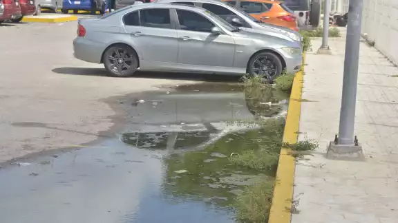 Una alcantarilla rebosa justo en el área del estacionamiento, denuncian ciudadanos Una alcantarilla rebosa justo en el área del estacionamiento, denuncian ciudadanos
