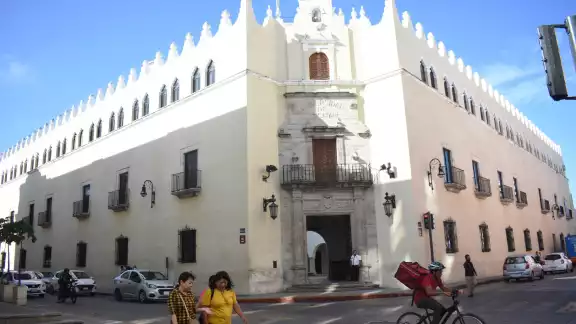 El rector de la UADY, José de Jesús Williams, habría preparado todo para sacar la contienda al director