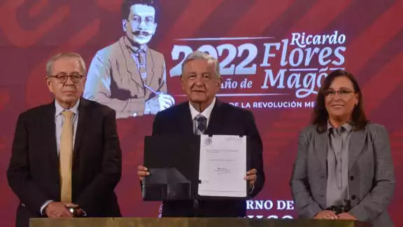 Presidente de la República firma iniciativa para eliminar horario de verano