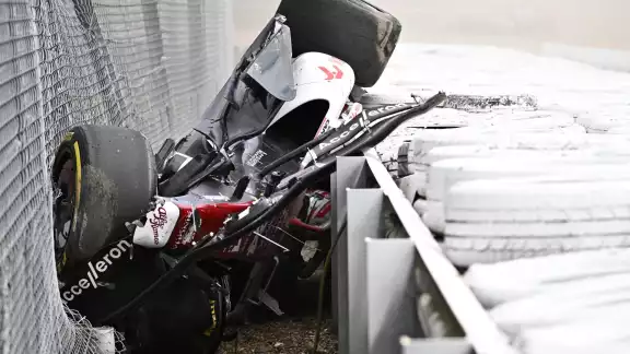El carro de Zhou quedó desbaratado tras el accidente en la pista