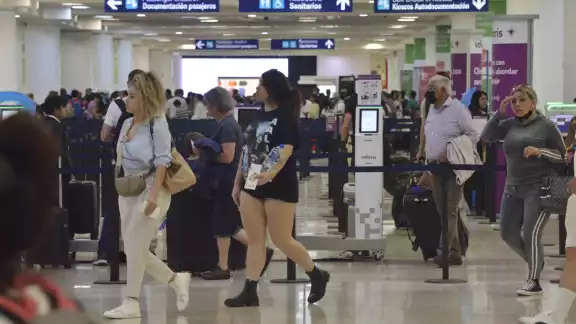 Aun así, en la jornada de este miércoles se movilizaron unos 75 mil pasajeros en las 159 operaciones nacionales y 346 internacionales