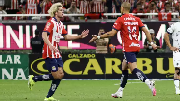 Chivas y Pumas se enfrentaron este sábado en el Clausura 2024 de la Liga MX en el Estadio Akron, el resultado fue 3-1 favor del local