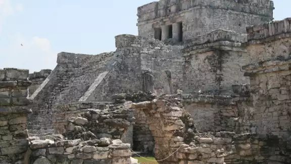 La leyenda cuenta que los descendientes de la cultura maya, viven bajo el mar y esperan el día en que puedan resurgir al mayab para reconstruir su gran esplendor La leyenda cuenta que los descendientes de la cultura maya, viven bajo el mar y esperan el día en que puedan resurgir al mayab para reconstruir su gran esplendor