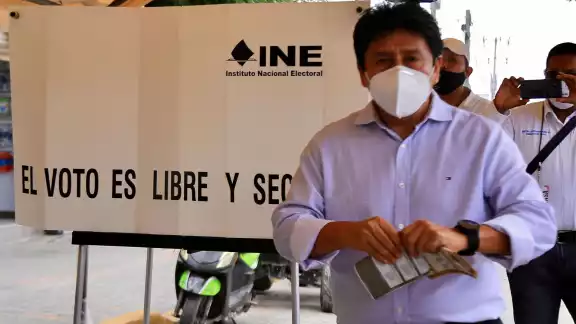 El edil con licencia buscó la reelección en las votaciones de ayer por la coalición 'Va x Quintana Roo' El edil con licencia buscó la reelección en las votaciones de ayer por la coalición 'Va x Quintana Roo'