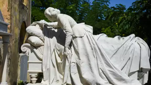 La esposa incrédula, cuya escultura de mármol muestra que ella levanta un extremo de la sábana que envuelve a su marido, para corroborar si realmente está muerto