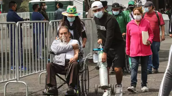 Personas llegan a vacunarse en distintos puntos de la CDMX Personas llegan a vacunarse en distintos puntos de la CDMX