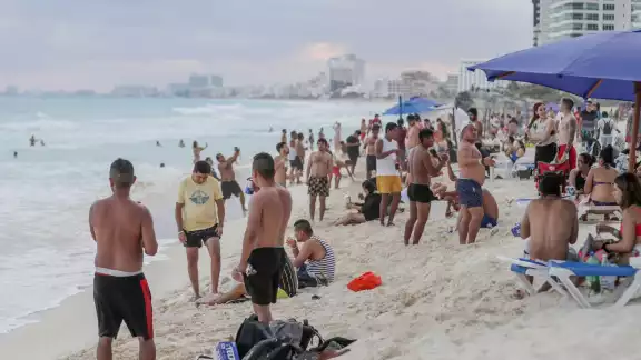 Miles de vacacionistas ya abarrotan las diferentes playas del país Miles de vacacionistas ya abarrotan las diferentes playas del país