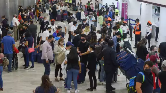 El AICM informó que el incidente ocurrió entre las puertas 5 y 6, debido a las vibraciones en la estructura del puente El AICM informó que el incidente ocurrió entre las puertas 5 y 6, debido a las vibraciones en la estructura del puente