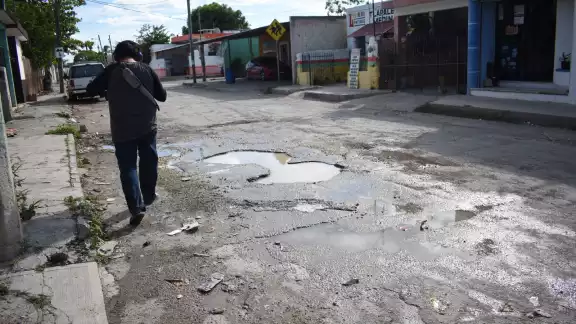 Gabriel Barragán comentó que la actual administración dice que el pago es en beneficio de los meridanos, y bajo su óptica no está obligada a pavimentar las calles Gabriel Barragán comentó que la actual administración dice que el pago es en beneficio de los meridanos, y bajo su óptica no está obligada a pavimentar las calles