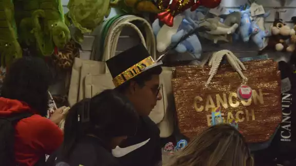 Este lunes 1 de enero partieron a su hogar, portando sombreros alusivos a los festejos de bienvenida al 2024. En Navidad se hospedaron en un hotel de la Riviera Maya.