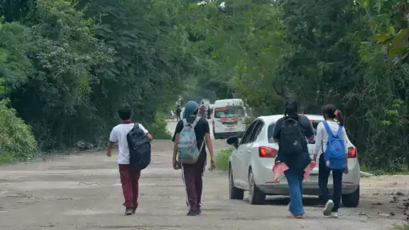 Algunos de los jóvenes caminan hasta la avenida José López Portillo, para poder tomar transporte y llegar a tiempo a sus clases.