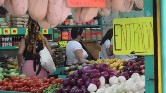 La Procuraduría Federal del Consumidor establece un importe máximo de 39 pesos para el kilo de frijol, pero en el Mercado 23 se expende hasta en 60 pesos La Procuraduría Federal del Consumidor establece un importe máximo de 39 pesos para el kilo de frijol, pero en el Mercado 23 se expende hasta en 60 pesos