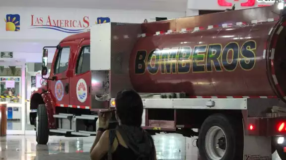 Bomberos llegaron al lugar del reporte para hacer frente al fuego Bomberos llegaron al lugar del reporte para hacer frente al fuego