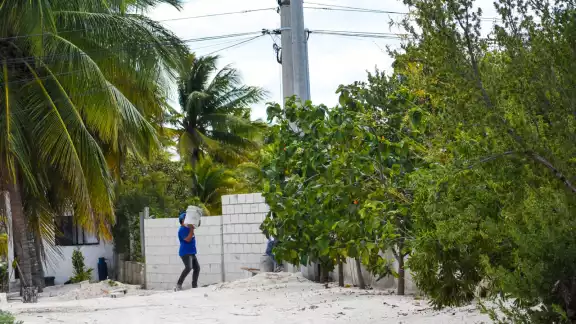 José Wilberto Flota Aké se compromete a derribar un muro que obstruye una calle en San Benito en Dzemul José Wilberto Flota Aké se compromete a derribar un muro que obstruye una calle en San Benito en Dzemul