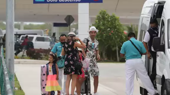 Exhortaron a 12 turistas a usar el cubrebocas