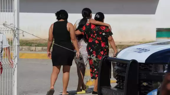 Mujeres acuden con las activistas para recibir orientación acerca de esta práctica médica Mujeres acuden con las activistas para recibir orientación acerca de esta práctica médica