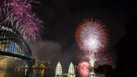 Los fuegos artificiales fueron lanzados en punto de la medianoche, hora de Sídney, para dar la bienvenida al 2022 Los fuegos artificiales fueron lanzados en punto de la medianoche, hora de Sídney, para dar la bienvenida al 2022