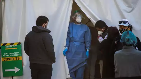 México se mantienen entre los 15 países que más contagios confirmados han registrados desde que inició la pandemia por COVID-19. Foto: EFE/Madla Hartz