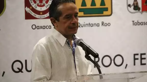 Carlos Joaquín, gobernador de Quintana Roo, está atado de manos, por lo que no actúa Carlos Joaquín, gobernador de Quintana Roo, está atado de manos, por lo que no actúa