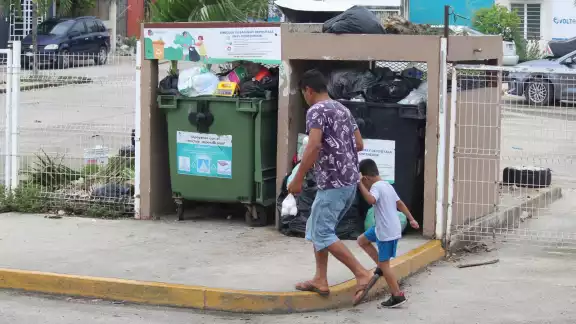 Los contenedores de basura en el fraccionamiento Paraíso Maya se observaron repletos de bolsas con desechos, además de que vecinos de la zona denuncian malos olores por la falta de recoja Los contenedores de basura en el fraccionamiento Paraíso Maya se observaron repletos de bolsas con desechos, además de que vecinos de la zona denuncian malos olores por la falta de recoja
