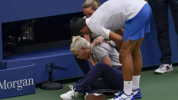 Novak Djokovic golpeó a una jueza (AP) Novak Djokovic golpeó a una jueza (AP)