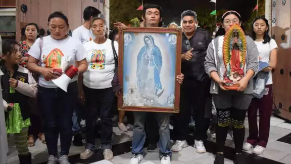 Pese al mal tiempo, los feligreses llegaron para cantar las mañanitas Pese al mal tiempo, los feligreses llegaron para cantar las mañanitas