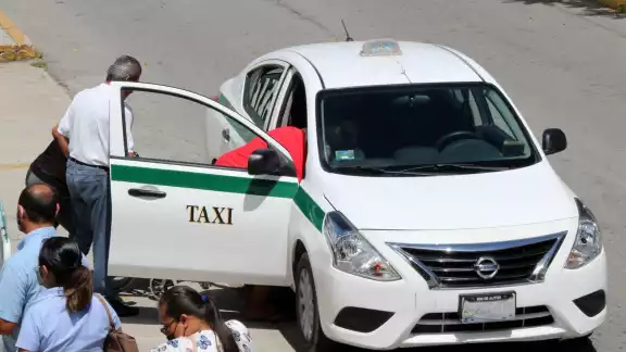 El gremio taxista en Cancún asegura que como la ciudad ha tenido los precios de la gasolina más altos en México, sus ganacias se ven afectadas El gremio taxista en Cancún asegura que como la ciudad ha tenido los precios de la gasolina más altos en México, sus ganacias se ven afectadas