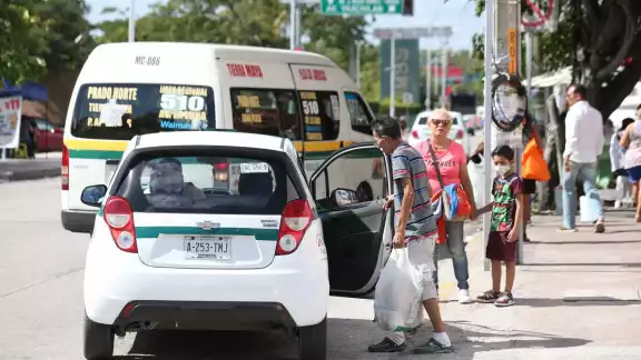 Los taxistas pertenecientes a varios sindicatos registraron 13 quejas, las cuales en su mayoría son por los cobros excesivos Los taxistas pertenecientes a varios sindicatos registraron 13 quejas, las cuales en su mayoría son por los cobros excesivos