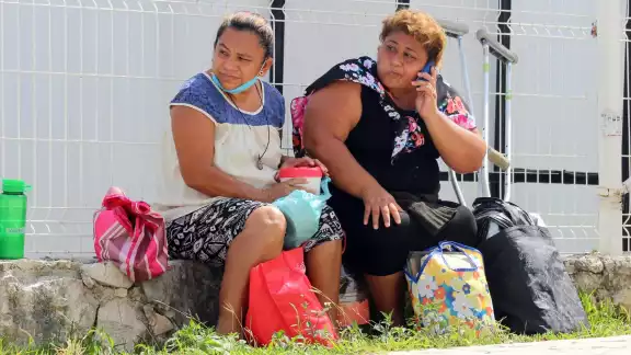 Aunque algunos se oponen a dejar de usarlos, propios y extraños relajan la medida en espacios públicos