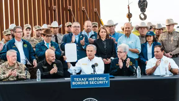 Greg Abbott, gobernador de Texas, dio un paso en contra de los migrantes en Texas Greg Abbott, gobernador de Texas, dio un paso en contra de los migrantes en Texas
