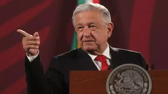AMLO dijo que las secretarías toman decisiones y no las consultan
