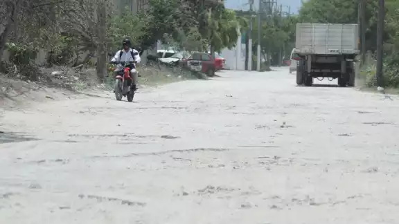 Hasta ayer, los automovilistas seguían utilizando las avenidas convencionales para dirigirse rumbo a Playa del Carmen; la obra inició hace una semana