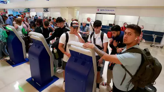 Algunos pasajeros portaban mal el cubrebocas o en su caso no lo traían dentro del aeropuerto de Cancún, donde sí se mantiene obligatorio su utilización Algunos pasajeros portaban mal el cubrebocas o en su caso no lo traían dentro del aeropuerto de Cancún, donde sí se mantiene obligatorio su utilización