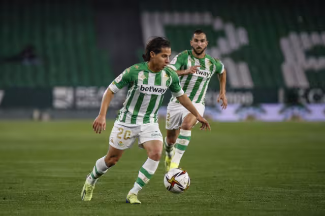 Diego Lainez vio actividad con el Betis más de 60 minutos