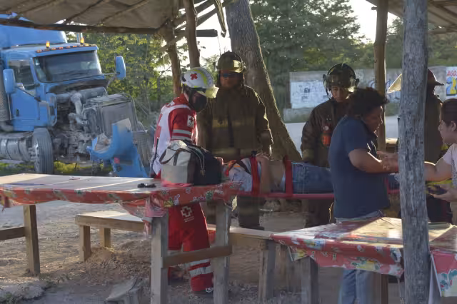 Las autoridades trasladan tanto el Nissan Tiida como el tráiler al corralón mientras se lleva a cabo el peritaje oficial para determinar la responsabilidad en el percance.
