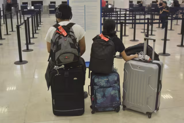 Algunos pasajeros tienen que aguardar por horas, por retrasos en las operaciones.