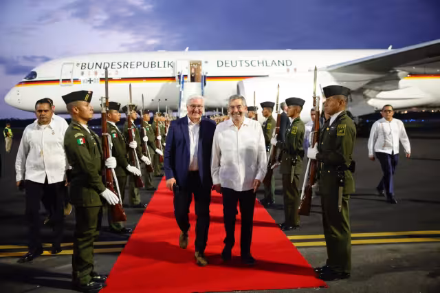 El Presidente de Alemania fue recibido por el Canciller De la Fuente.