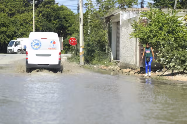 Sin pavimento ni pozos de absorción, es difícil y peligroso transitar por sus calles
