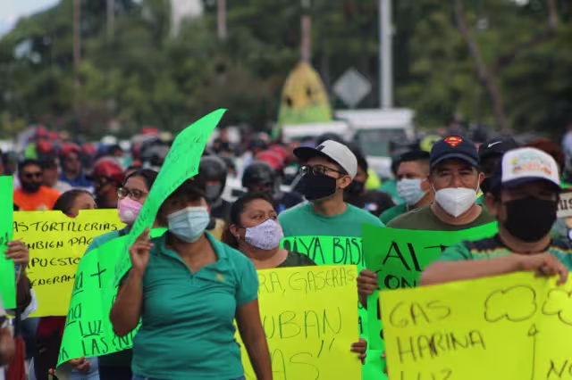 Motorrepartidores y molineros de tortillas hacen marcha pacifica en el Centro de Cancún