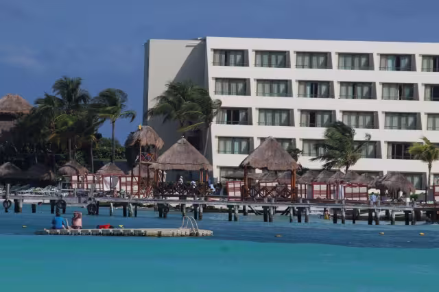 El conflicto, al traspasar las fronteras, podría frenar las inversiones en todo el Caribe Mexicano