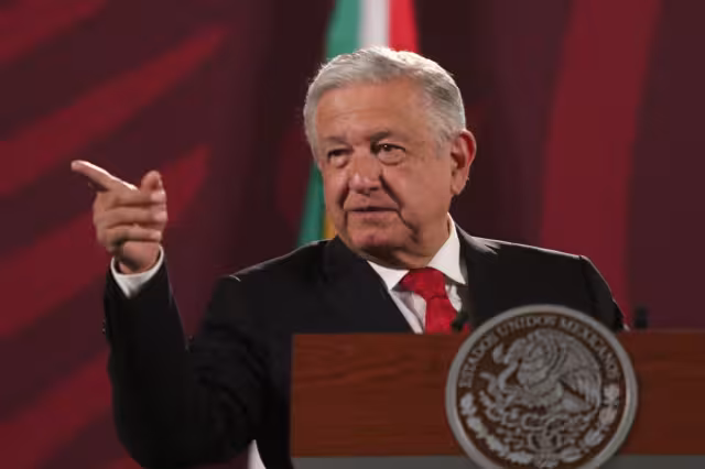 AMLO dijo que las secretarías toman decisiones y no las consultan
