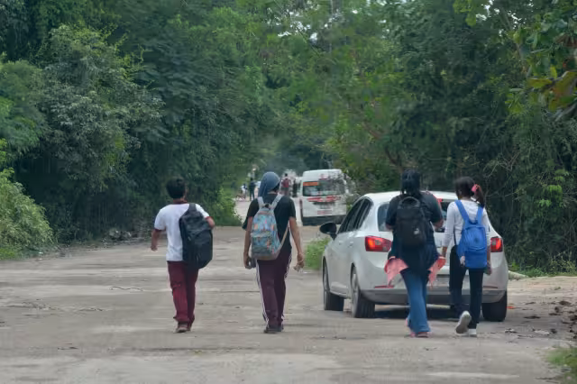 Algunos de los jóvenes caminan hasta la avenida José López Portillo, para poder tomar transporte y llegar a tiempo a sus clases.