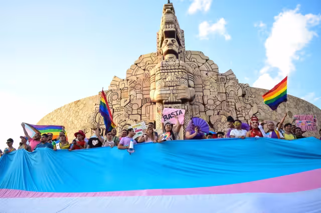 Durante, la manifestación se recordó, que cada 17 de mayo se conmemora la eliminación de la homosexualidad de la lista de enfermedades mentales