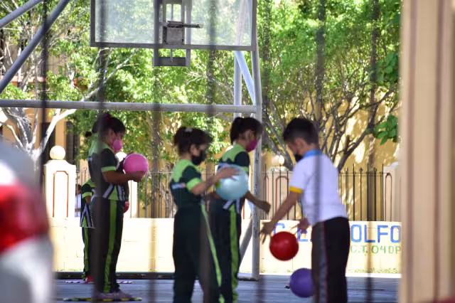 Los alumnos deben llevar tres cubrebocas para cambiarlos durante el día.