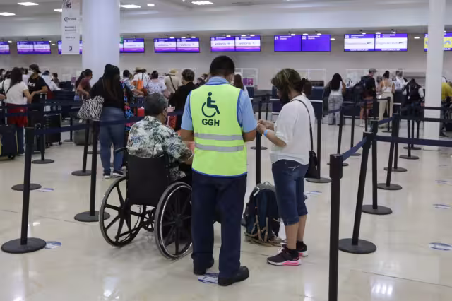 Los empleados indicaron que sus supervisores les hacen pagar 250 pesos por silla de ruedas ocupada en el aeropuerto d e Cancún, sin que se les dé prestaciones de ley