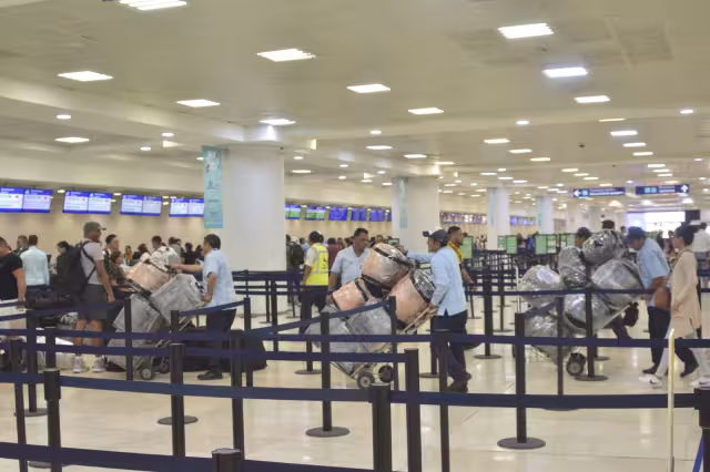 Fue alrededor de 1990, cuando comenzó a trabajar en el Recinto Aéreo cancunense.