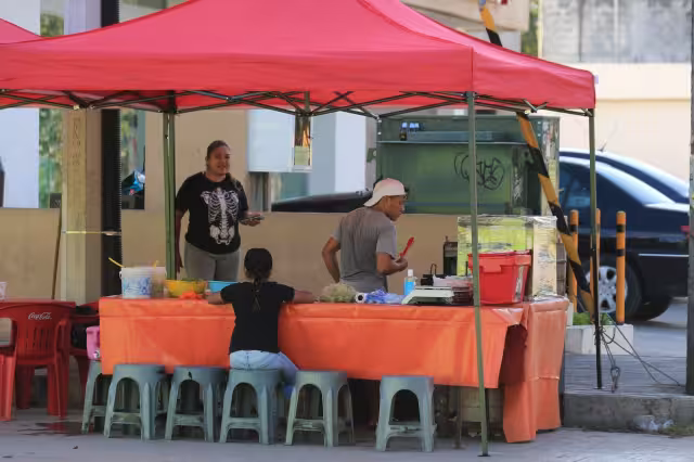 En Cancún, los precios de la canasta básica y de la gasolina son más altos; y las jornadas, más largas